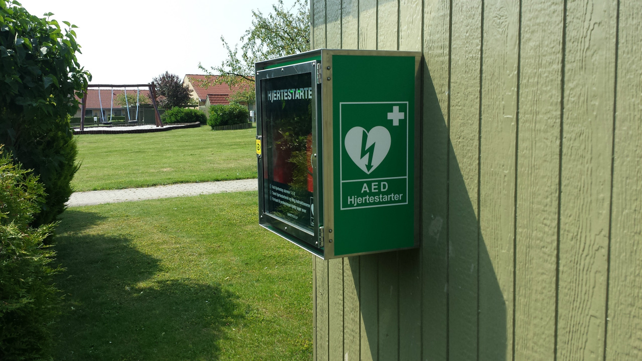 Hjertestarter på fælleshusets østside, set mod syd